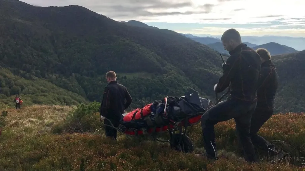 Záchranáři snášejí dolů tělo mrtvého českého turisty