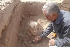 Archeologové v jižním Egyptě odhalili sochu sfingy. Je maličká