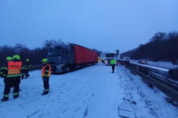 Sníh místy komplikuje dopravu, padat má do středy