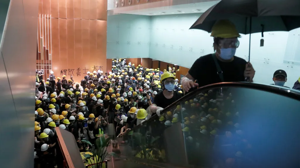 Demonstranti v budově hongkongského parlamentu
