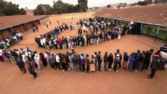 Keňané v referendu rozhodují o ústavě země
