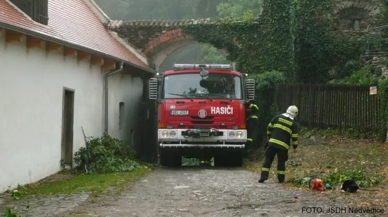 Následky větrné smršti u Pernštejna