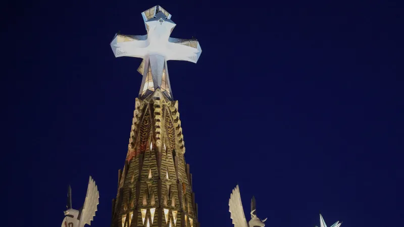 Kříž na vrcholu nejvyšší věže baziliky Sagrada Família