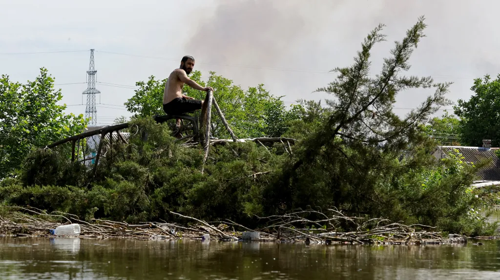 Muž v okupované části Chersonské oblasti utekl před vodou na zlomený strom