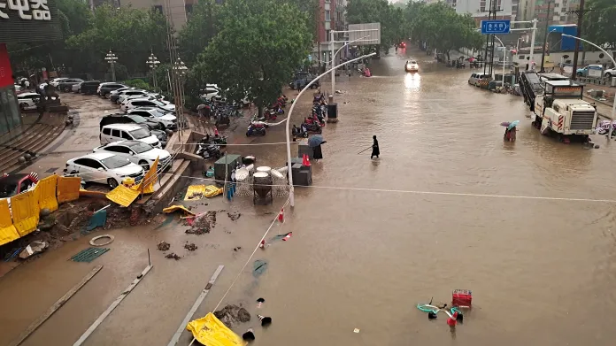 Povodně v čínském Čeng-čou