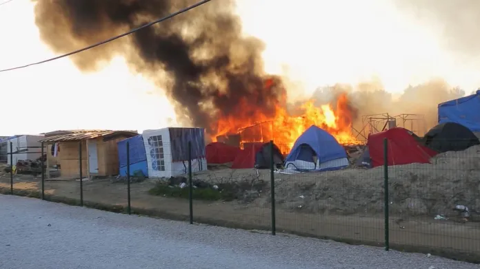 Hořící stany během střetů migrantů v Calais