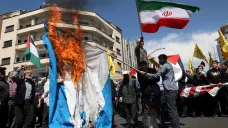Íránci pálí v Teheránu izraelskou vlajku (snímek z 5. dubna 2024)