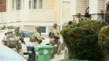 Bezpečnostní síly v Bostonu prohledávají dům po domu
