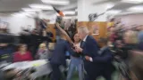 Prezidenta Zemana napadla ve volební místnosti polonahá žena