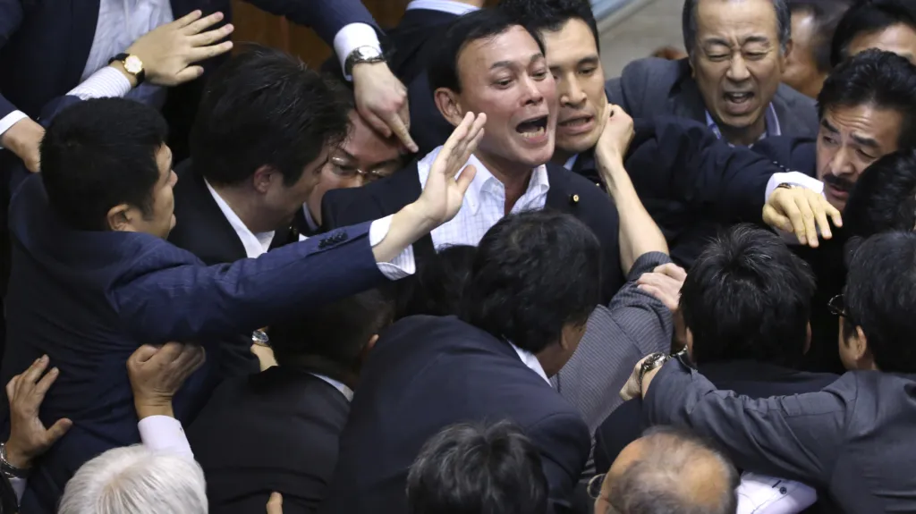 Při projednávání se v parlamentu strhla potyčka