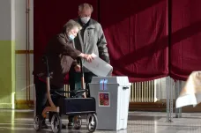 Češi rozhodli o složení sněmovny. Volební účast přesáhla někde až sedmdesát procent, hlásí okrsky