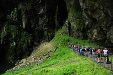 Na dno Macochy se Absolon poprvé spustil před 120 lety. Jeskyně s propastí navštíví ročně tisíce návštěvníků