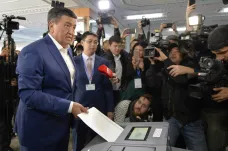 Kyrgyzský prezident po naléhání rezignoval, pravomoci převzal nový premiér Žaparov