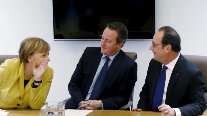 Angela Merkelová, David Cameron a Francois Hollande během summitu