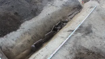 Lidské skelety objevené v příkopu na severní straně tábora