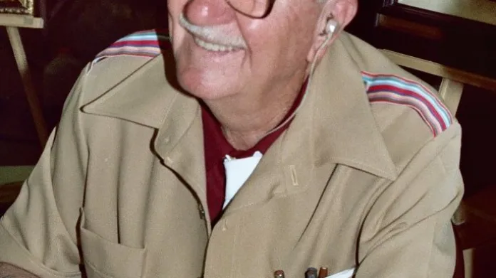 Osmdesátiletý Carl Barks při autogramiádě v roce 1982