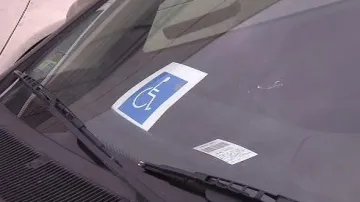 Označení invalida za sklem auta
