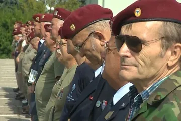 Elitní výsadkáři bránili holešovská kasárna do roztrhání těla