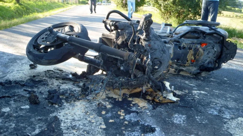 Z havarované motorky zůstal vrak