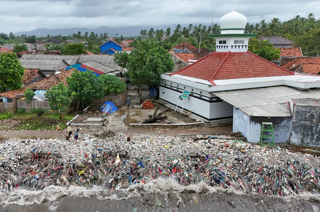 Odpad se po silném přílivu a odlivu vyplavil na pobřeží rybářské vesnice Teluk