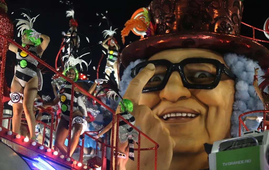 Přehlídka tanečních škol na Sambodromu během karnevalu v Riu 2018