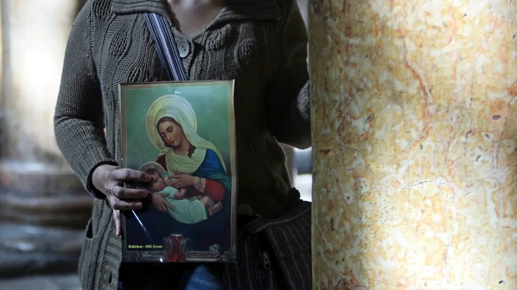 Věřící v bazilice Narození Páně v Betlémě