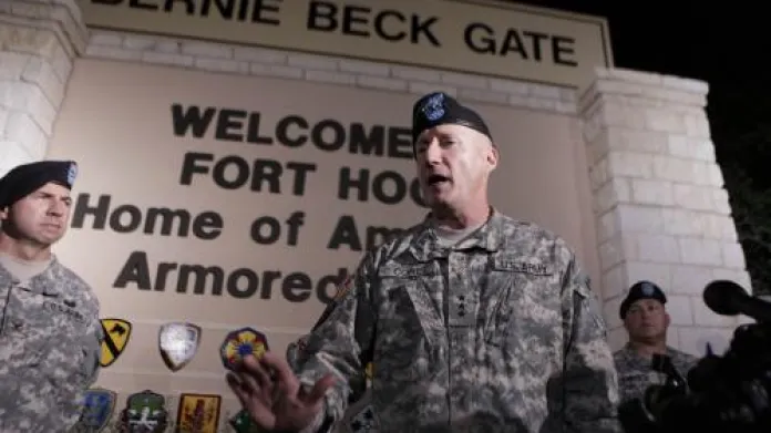 Velitel Cone oznamuje přežití střelce na Fort Hood