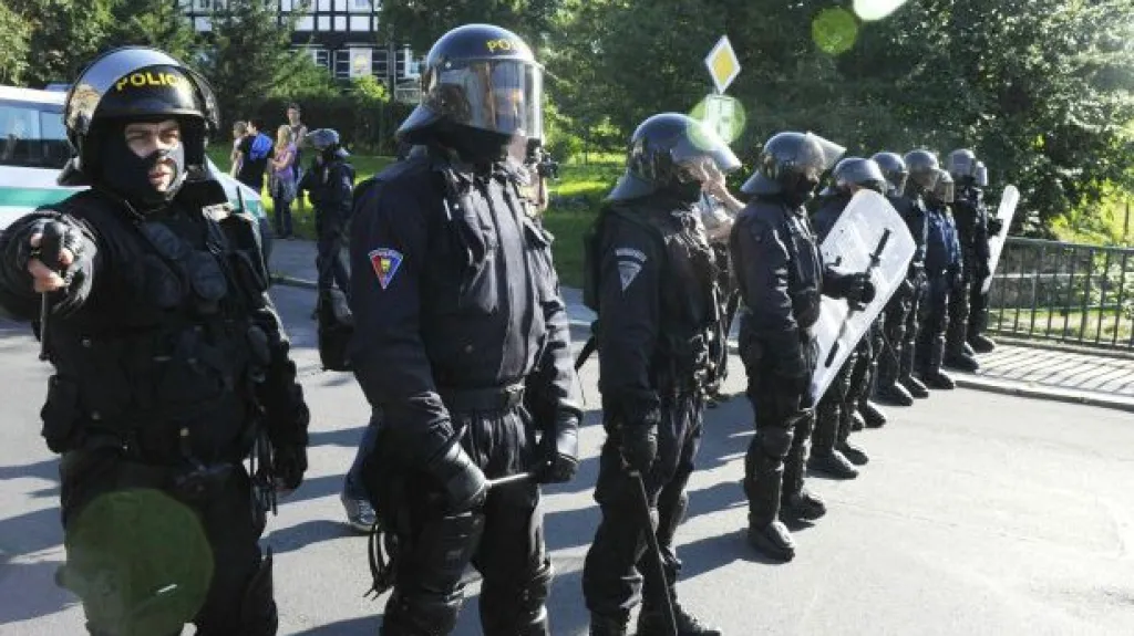 Těžkooděnci dohlížejí na demonstraci ve Varnsdorfu