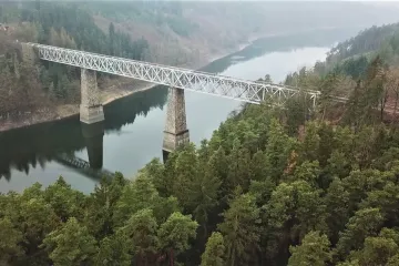 Železničáři chtějí zbourat most přes Orlík. Nesouhlasí památkáři i místní