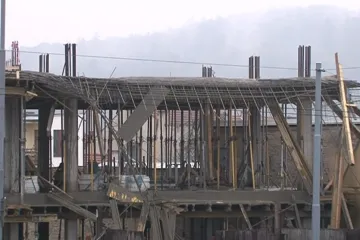 Stavebního dělníka zavalilo bednění stropu, skončil v nemocnici