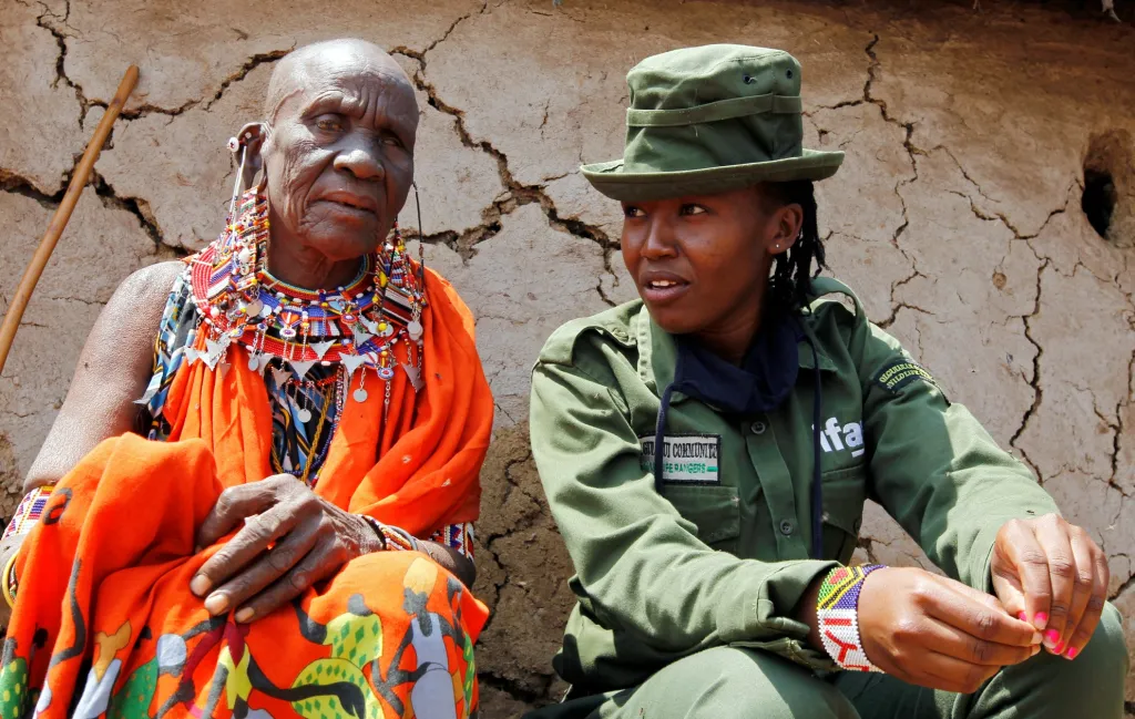 Sharon Karaine je členka týmu „Lioness“. Jde o čistě ženskou jednotku strážkyň keňských přírodních parků. Na snímku hovoří se svou babičkou po příjezdu do své vesnice v oblasti Olgulului v Keni