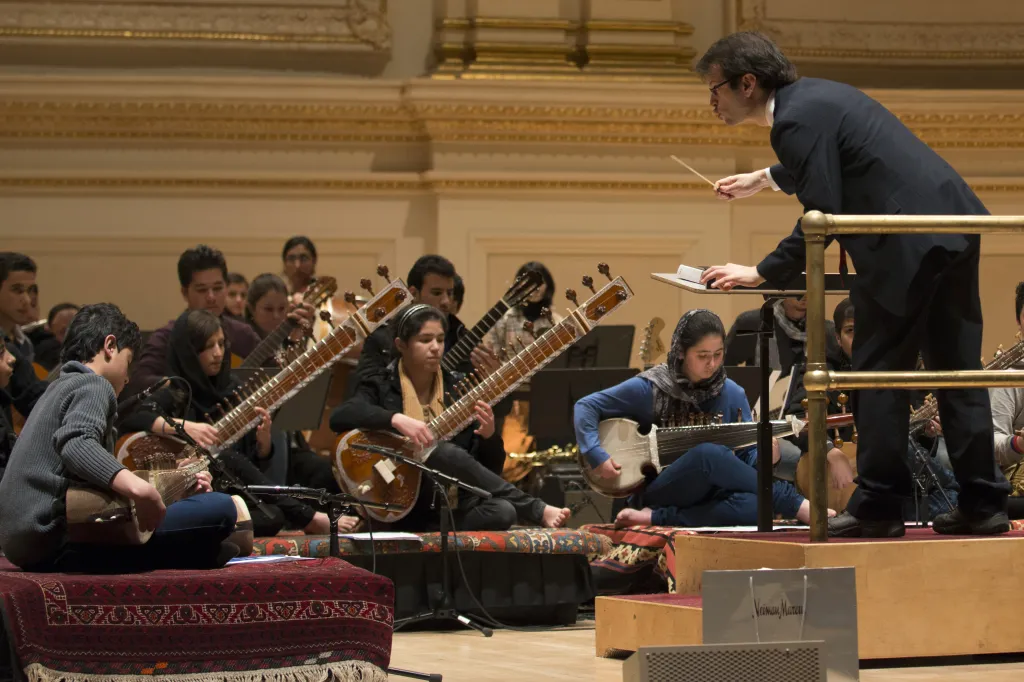 Do historie této „hudební svatyně“ se zapsal i rok 1893, kdy zde měla světovou premiéru Novosvětská symfonie Antonína Dvořáka. Na místním pódiu se během let vystřídali ti nejlepší umělci: Sergej Rachmaninov, Vladimir Horowitz, Arthur Rubinstein, Enrico Caruso, Leonard Bernstein či Plácido Domingo. Na snímku jsou hudebníci z Afghánského mládežnického orchestru