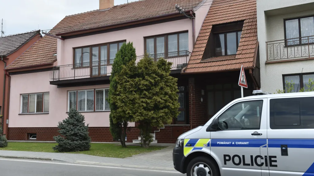 Zásahová jednotka policie před domem střelce v Sudoměřicích