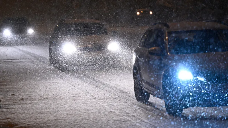 Sníh na silnici v Praze v listopadu 2022