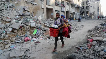 Palestinec odchází se svými věcmi poté, co obyvatelé dostali rozkaz k evakuaci města Gaza kvůli izraelské vojenské operaci