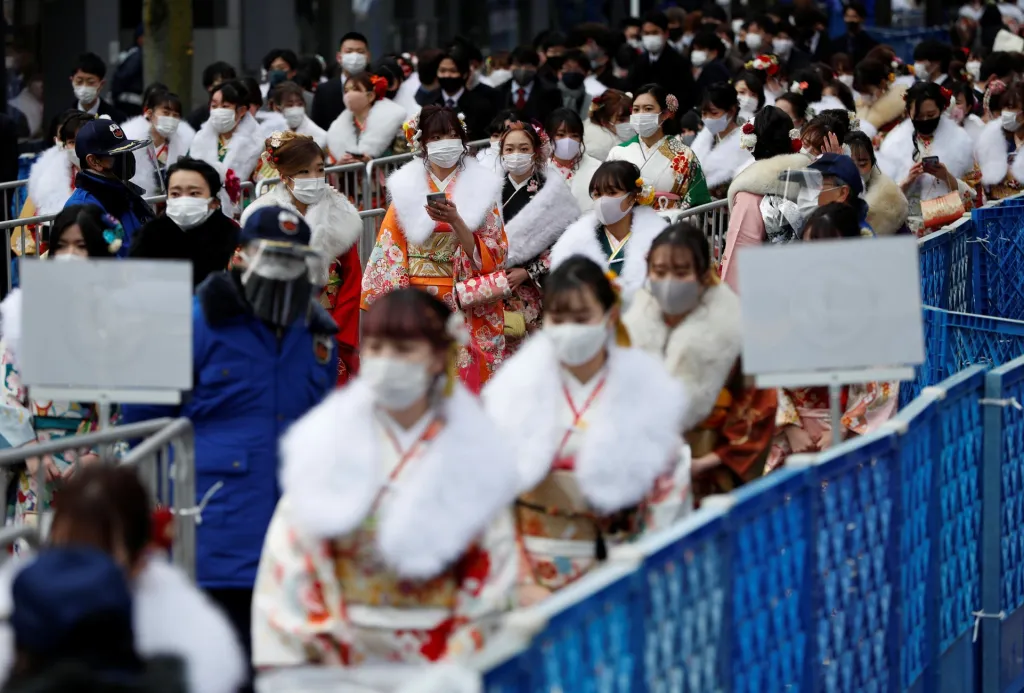 Mladí Japonci během státního svátku Dne dospělosti oslavují v ulicích města Jokohama