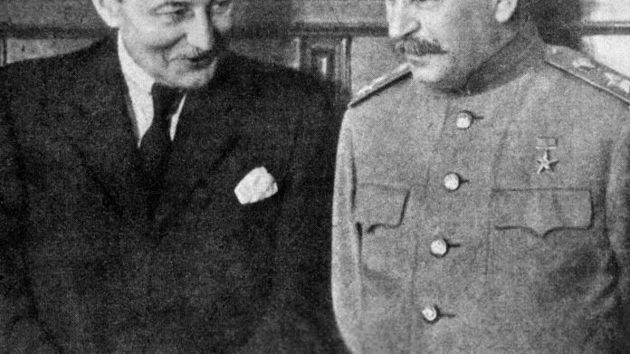Československý premiér Zdeněk Fierlinger a J. V. Stalin po podepsání dohody o Podkarpatské Rusi
