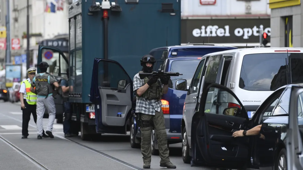 Zásah policistů po střelbě na úřadu práce