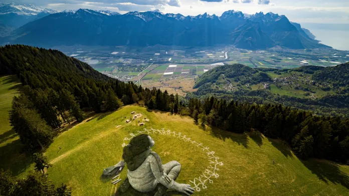 Louku ve švýcarských Alpách ozdobila malba francouzského umělce Saype. Dílo s názvem Po krizi znázorňuje klečící dívenku s pytlíkem kříd a namalovanými panáčky a má ukazovat svět po koronaviru. Obří malba z křídy a uhlu je biologicky rozložitelná
