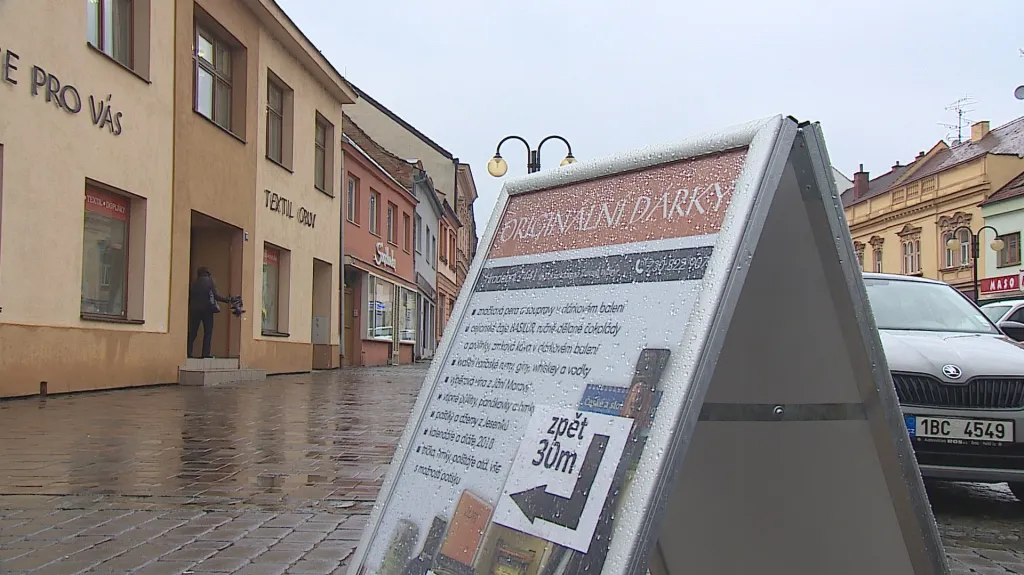 Takzvané reklamní áčko na ulici ve Slavkově u Brna