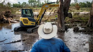 Stroje odklízejí sutiny podél břehů řeky Guadalupe po katastrofálních povodních v Center Pointu v Texasu v USA (11. července 2025)