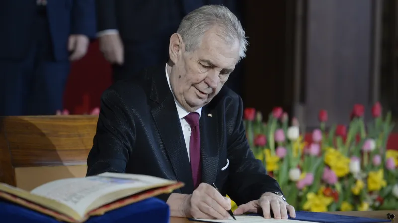 Miloš Zeman podepisuje prezidentský slib