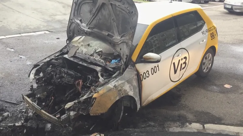 Ohořelé vozidlo taxislužby Vi3