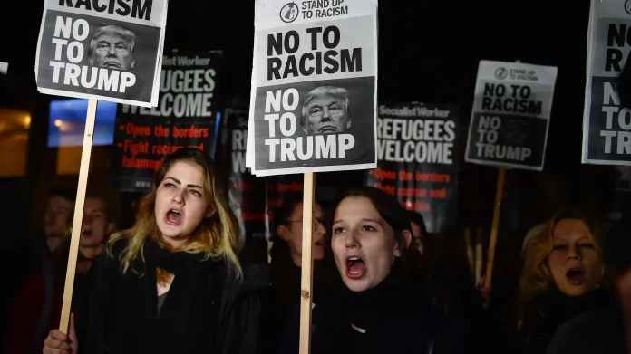 Protesty proti Trumpovi před ambasádou v Londýně