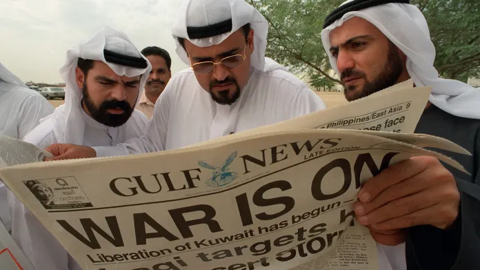 Kuvajťané v exilu v Dubaji čtou noviny ze 17. ledna. Na titulní straně je velký titulek o začátku operace Pouštní bouře