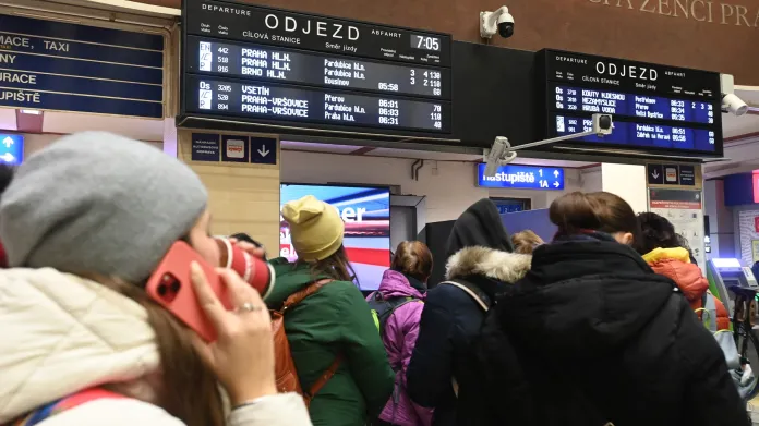 Lidé na nádraží v Olomouci čekají na vlaky, které kvůli ledovce nabraly zpoždění