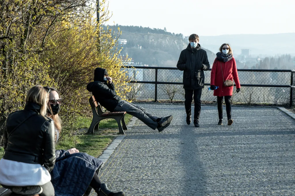 Lidé nechodí ve větších skupinách. Po ulicích se pohybují převažně sami nebo v páru, jak ukazuje fotografie z Vyšehradu