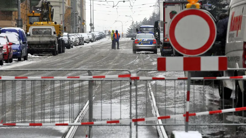 V křižovatce ulic Merhautova a Slepá praskl vodovod