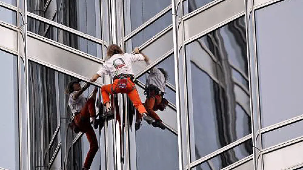 \"Pavoučí muž\" leze na nejvyšší budovu světa