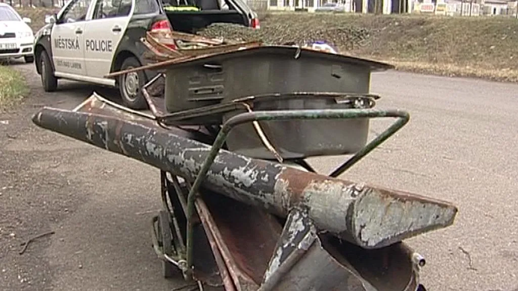 Kárka naložená kovovým šrotem